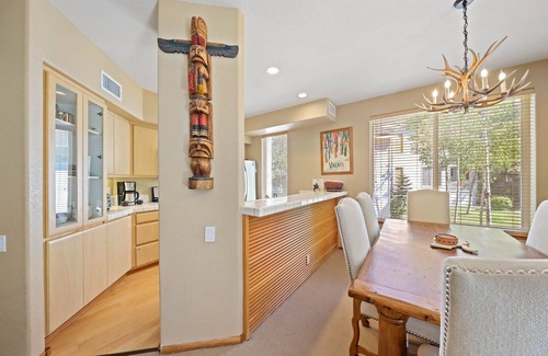 Olympic Valley Condominio | 512 | 2BD Polished Comfort Hot Tubs + Parking