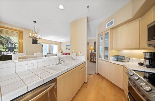 Olympic Valley Condominio | 512 | 2BD Polished Comfort Hot Tubs + Parking