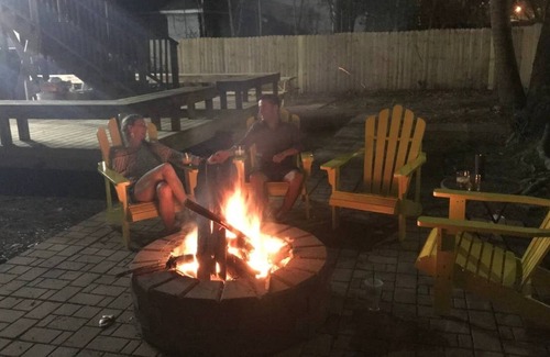 Dixon Park Apartamento | Diseño Instaworthy, Backyard Firepit, BBQ & amp; Juegos