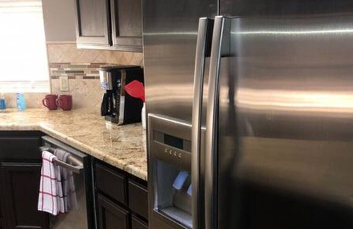 Greenacres Casa | 5400 Summerwind Way, Bakersfield · Hot Tub ★ Happy Deluxe Family Home Away From Home