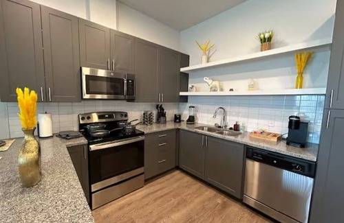 Pflugerville Apartamento | 55 Cozy King w Resort Amenities