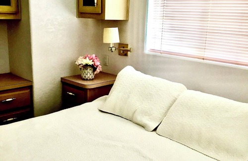 Yuma Casa | 55+ Light and bright in active resort. Many amenities