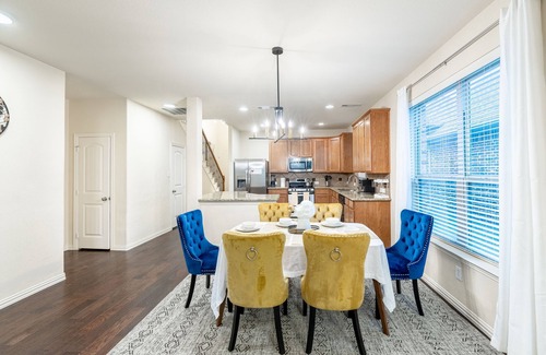 McKinney Casa | 55% off special Monthly price/New remodel/6 rooms/4 bathrooms/Business welcome