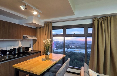 Pasay Condominio | 59sq/m Spacious and Safe condo+free parking+Manila Bay Sunset view/WiFi&NetFlx