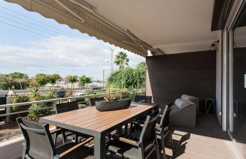 Glyfada Apartamento | 5BD 2 Level Beachfront Luxury Apt by the Olon