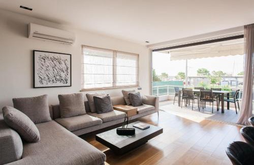 Glyfada Apartamento | 5BD 2 Level Beachfront Luxury Apt by the Olon