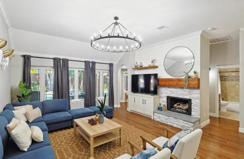 Corinth Casa | 5BD 2BA w Backyard Oasis Pool Jacuzzi Firepit