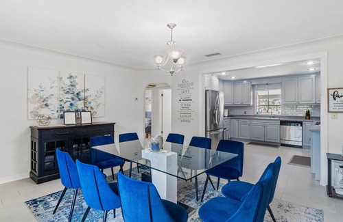 St. Petersburg - Clearwater Casa | 5bd/3.5ba BIG House w/ POOL near Pinellas Park.