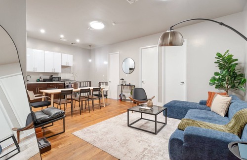 Williamsburg Apartamento | 5BD Duplex w/ Private Patio BBQ and Arcade Games