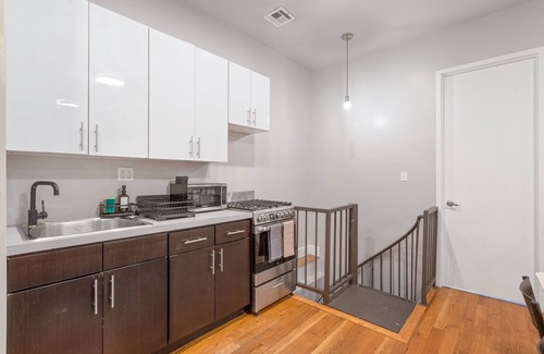 Williamsburg Apartamento | 5BD Duplex w/ Private Patio BBQ and Arcade Games