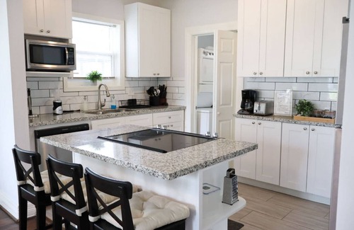 Riverside Terrace Casa | 5BD Historic Retreat Parking Fast Wi-fi L Groups