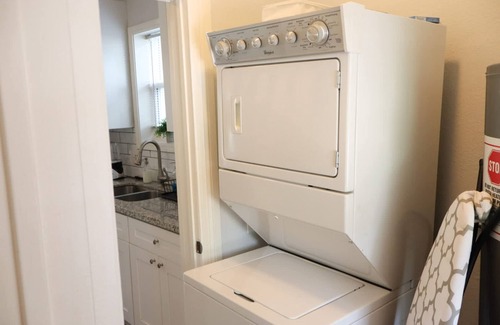 Riverside Terrace Casa | 5BD Historic Retreat Parking Fast Wi-fi L Groups
