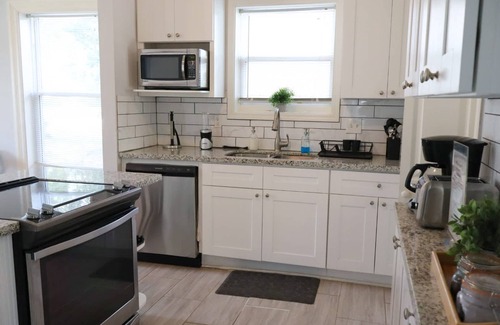 Riverside Terrace Casa | 5BD Historic Retreat Parking Fast Wi-fi L Groups