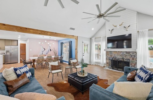 North Richland Hills Casa | 5BD Vacation Retreat w Pool, Bar, Games