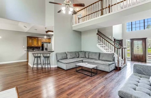 South Side Casa | 5BDR SpaciousFamilyGetaway+Pets OK+BBQ+LargeYard