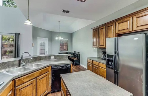 South Side Casa | 5BDR SpaciousFamilyGetaway+Pets OK+BBQ+LargeYard