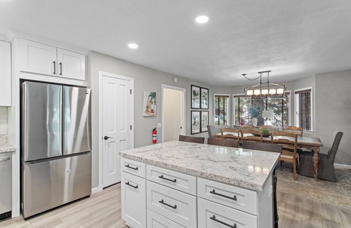 Lake Arrowhead Casa | 5BDR Stay w/Fireplace, Game room & Family-Friendly Amenities | Arrowhead Chalet