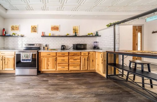 Cuyahoga Falls Casa | 5BedR, Sleeps 16, Big Yard, Game Room, Pet OK, CVNP