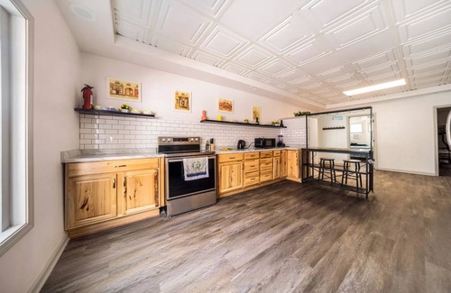 Cuyahoga Falls Casa | 5BedR, Sleeps 16, Big Yard, Game Room, Pet OK, CVNP