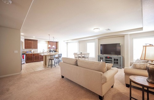Enterprise Casa | 5bedrooms、3.5 bath、16 sleep，near the airport
