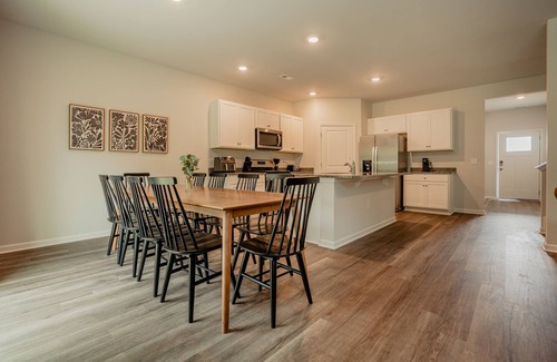 Wilmington Casa | 5BR/3B, Sleeps 13, Pets+, Garage - Maroon