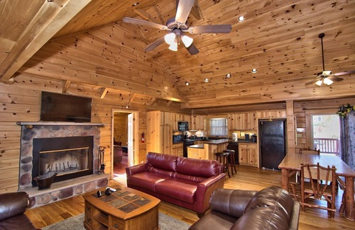 White Haven Casa | LOG CABIN 5BR 3 BA Spa Mesa de billar Fire Pit WIFI Poker Baloncesto ¡Juego de tejo!