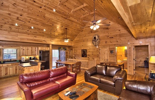 White Haven Casa | LOG CABIN 5BR 3 BA Spa Mesa de billar Fire Pit WIFI Poker Baloncesto ¡Juego de tejo!