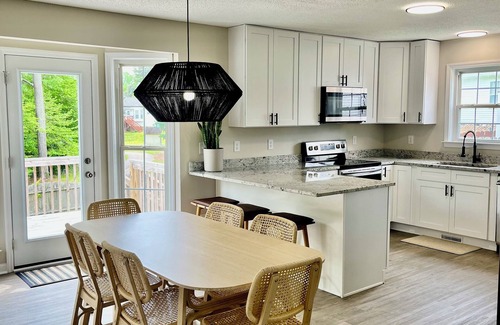 Southeast Raleigh Casa | 5BR/3BA Sleeps 12 NEW kitchen, bathrooms, mattresses, linens, furniture, firepit