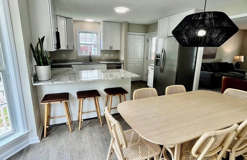 Southeast Raleigh Casa | 5BR/3BA Sleeps 12 NEW kitchen, bathrooms, mattresses, linens, furniture, firepit