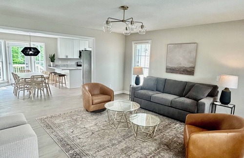Southeast Raleigh Casa | 5BR/3BA Sleeps 12 NEW kitchen, bathrooms, mattresses, linens, furniture, firepit