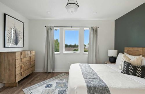 Kerns Casa | 5BR at The Adelynn - Luxury Build - Walk to All