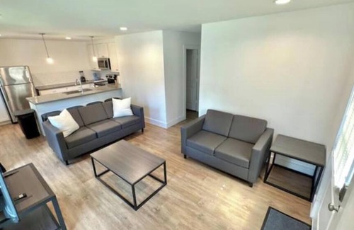 Neartown Casa | 5BR Central Montrose Gem