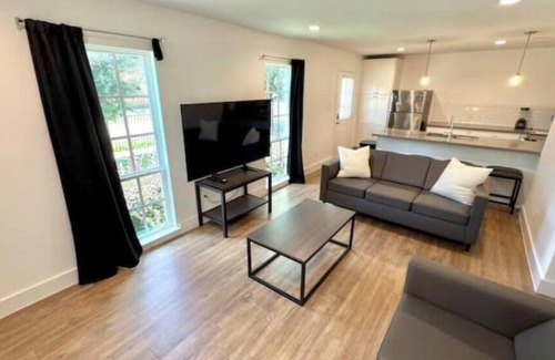 Neartown Casa | 5BR Central Montrose Gem