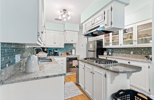 University Hills Casa | 5BR Double Unit On Creek - LARGE YARD - Sleeps 12