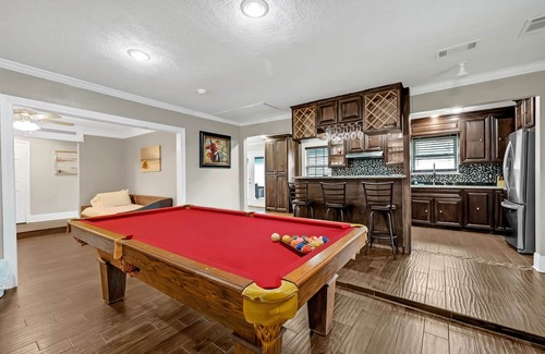 Northside Casa | 5BR Family Gem: Barbecue, Swim & Relax!