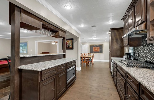 Northside Casa | 5BR Family Gem: Barbecue, Swim & Relax!