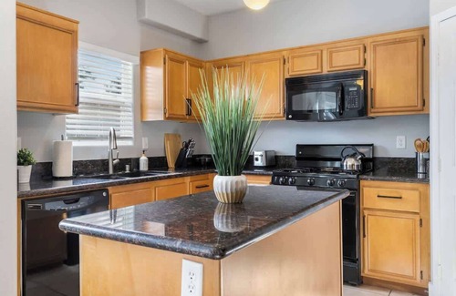 Rhodes Ranch Casa | 5BR Home w/ Hot Tub & Pool Table | Modern Luxury