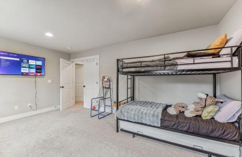 Beaverton Casa | 5BR Home with Backyard - Perfect for Family and Work Crews