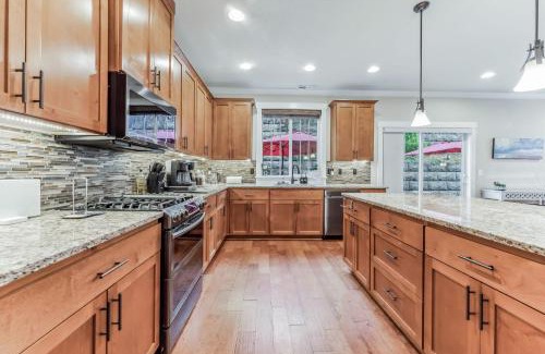 Beaverton Casa | 5BR Home with Backyard - Perfect for Family and Work Crews