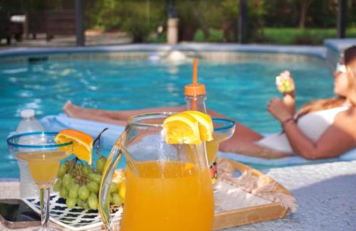 East Arlington Casa | 5BR House - Pool - Hot Tub - 8 Min to Hannah Park