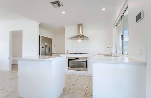 Lake Clifton Casa | 5BR Large Country Retreat on 40Ha Near Lake Clifton