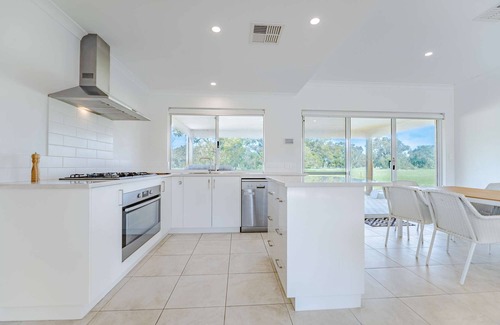 Lake Clifton Casa | 5BR Large Country Retreat on 40Ha Near Lake Clifton