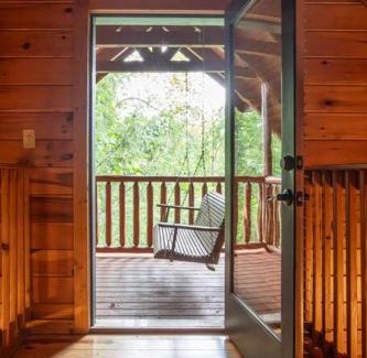 Gatlinburg Casa | 5BR Log Cabin, Game Room, Hot Tub, Swimming pool