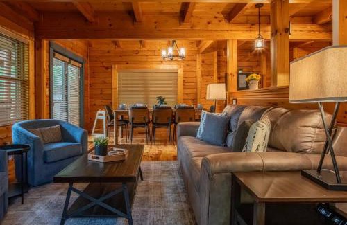Gatlinburg Casa | 5BR Log Cabin, Game Room, Hot Tub, Swimming pool