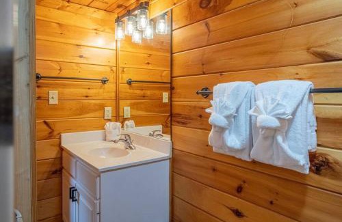 Gatlinburg Casa | 5BR Log Cabin, Game Room, Hot Tub, Swimming pool