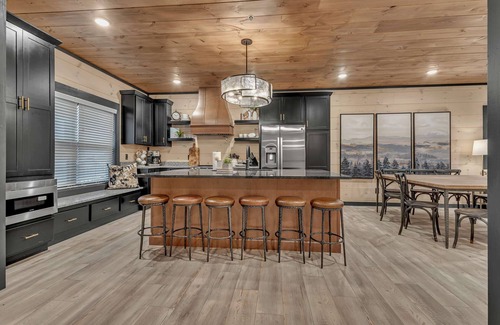 Sevierville Cabina | 5BR Luxury | Rooftop Lounge | Indoor Pool | Hot Tub | Walk to Water Park | Sleeps 22