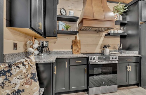 Sevierville Cabina | 5BR Luxury | Rooftop Lounge | Indoor Pool | Hot Tub | Walk to Water Park | Sleeps 22