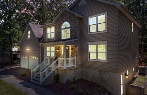 East Stroudsburg Apartamento | Adventureland Resort: Movie Theater, Arcade, Poker Room, Jacuzzi, Roku & More