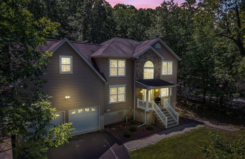 East Stroudsburg Apartamento | Adventureland Resort: Movie Theater, Arcade, Poker Room, Jacuzzi, Roku & More