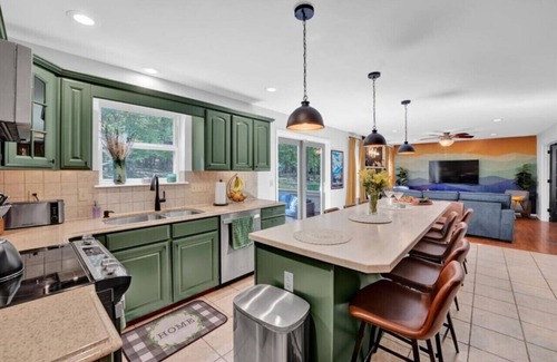 East Stroudsburg Apartamento | Adventureland Resort: Movie Theater, Arcade, Poker Room, Jacuzzi, Roku & More